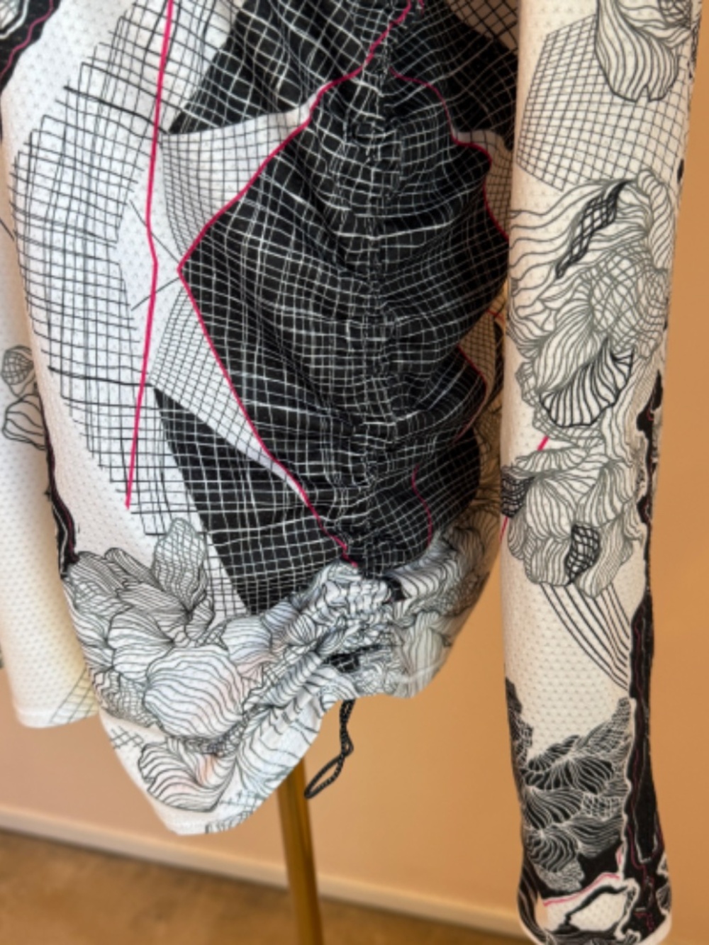 Lucky in Love Pullover Shirt Black & White Botanical/Geometric Design Size L /12 - Picture 2 of 15